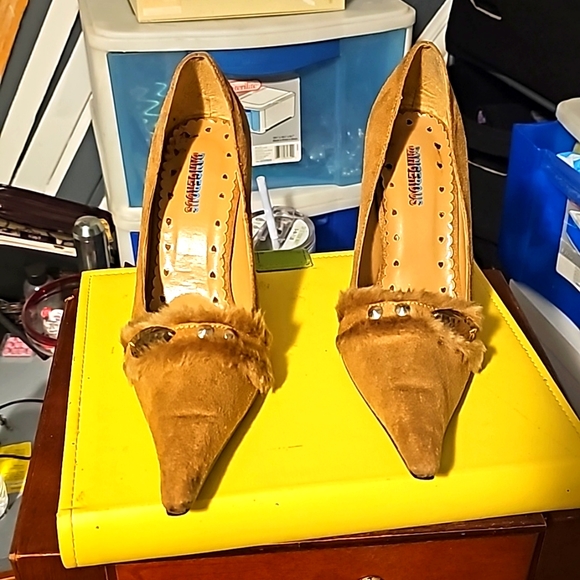 New Suede w/Fur Designer Shoes by Dangerous, Sz 8, Tan, Pointy Toe, 3" Heel - Picture 2 of 11